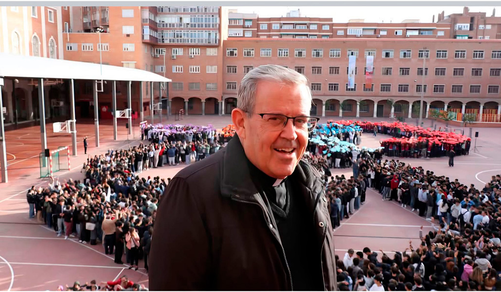 El sacerdote maltés en el patio de Salesianos Atocha, que celebra su 125 aniversario.