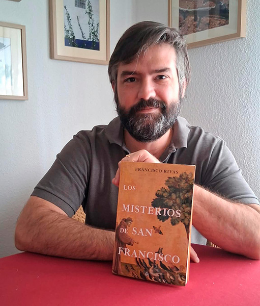 Francisco Rivas con su libro