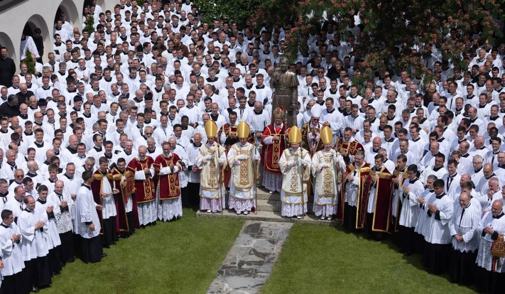 Foto de grupo tras las ordenaciones del pasado me de julio. Foto: FSSPX.