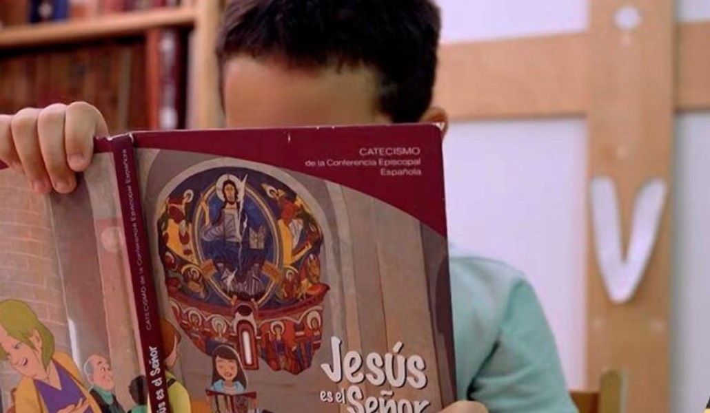 Un niño lee el catecismo 'Jesús es el Señor'. Foto: CEE.