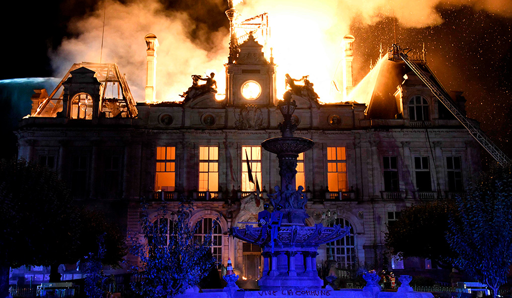 Ayuntamiento de Limoges ardiendo durante unas protestas en Francia