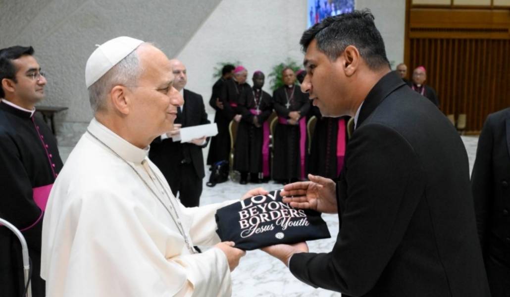 Entrega de regalos al Pontífice. Foto: Vatican Media.