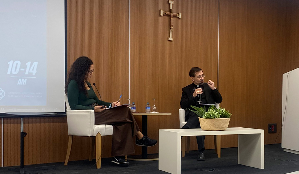 El arzobispo de Madrid en conversación con la directora de 'Alfa y Omega'.