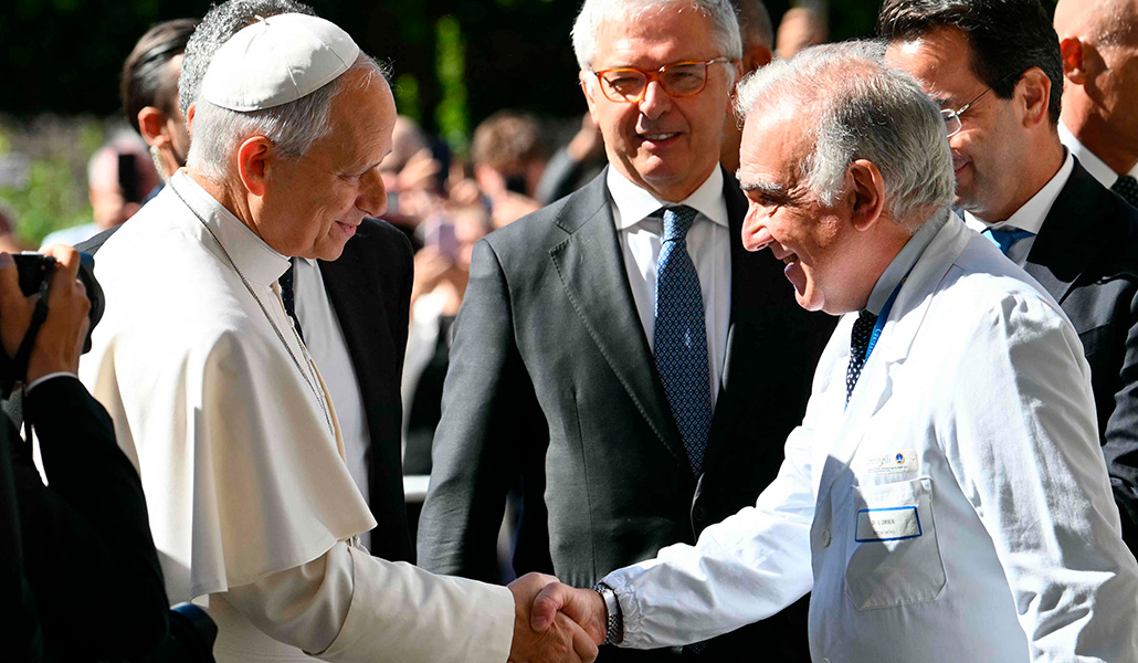 El Papa León XIV es recibido por el director sanitario Andrea Cambieri a su llegada al Hospital Universitario Gemelli para una operación destinada a extirpar un nódulo pulmonar, en Roma, el 13 de octubre de 2026.