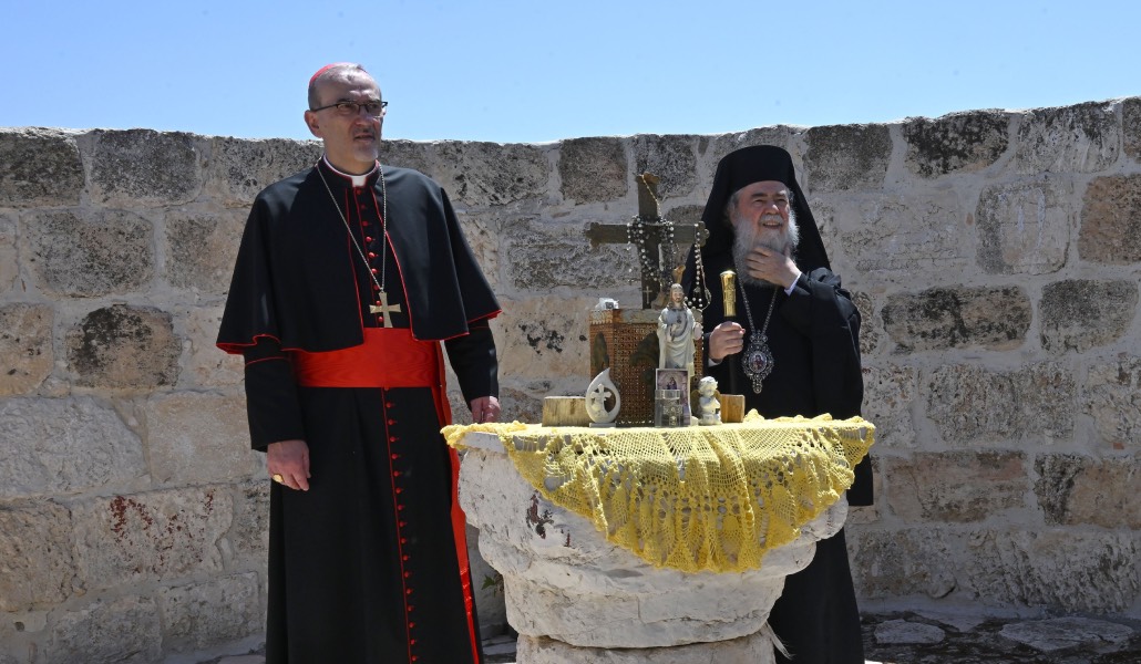 El cardenal Pizzaballa y Teófilo III, patriarcas latino y ortodoxo de Jerusalén, en Taybeh en julio de 2025. Foto: OSV News / Debbie Hill.