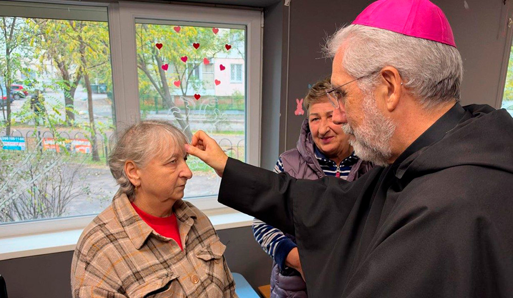 El limosnero apostólico durante su visita a Ucrania.