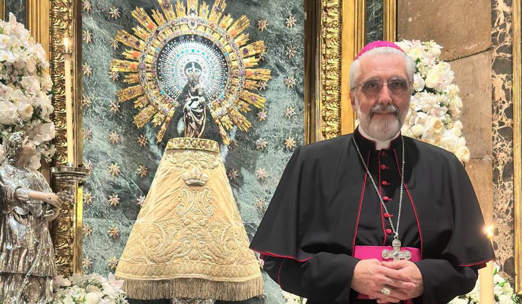 El limosnero pontificio ante la imagen de la Virgen.
