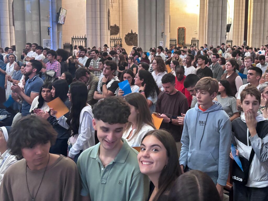 Jovénes en la catedral de la Almudena. Foto: Luis Miguel Modino