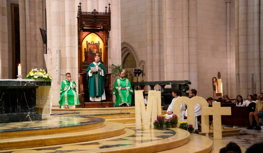 El cardenal José Cobo durante sus palabras.