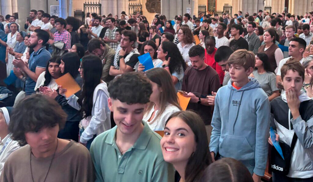 Jóvenes en la catedral de la Almudena.