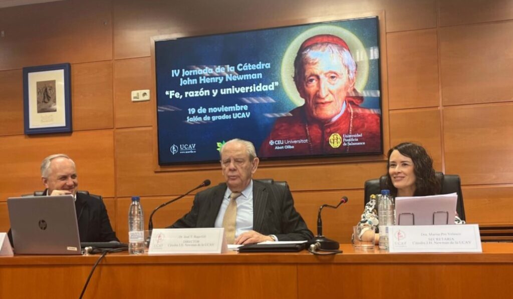 Pro Velasco, a la derecha en uno de los encuentros de la cátedra. Foto: Cátedra JHN de la UCAV.