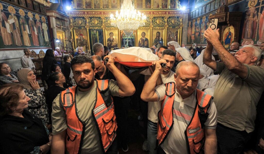 Los cuerpos de Maysa y Mary son sacados de la iglesia ortodoxa para su entierro. Foto: Omar al Qattaa. 