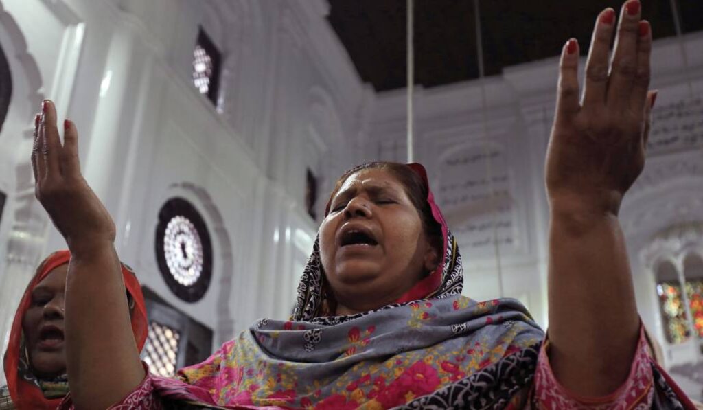 Una mujer ora en una iglesia en Pakistán. Foto: CNS.