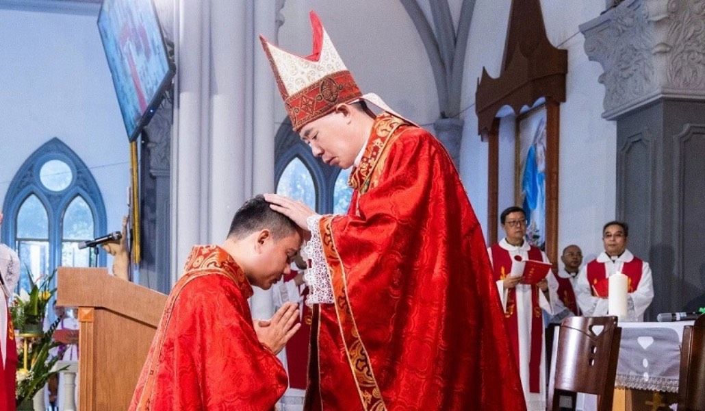 Momento de la imposición de manos durante la ordenación. Foto: Xinde.