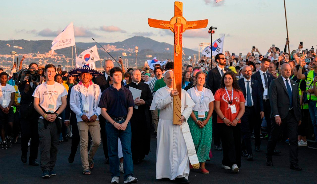 El Papa peregrinado con la cruz de los jóvenes en la Vigilia de Tor Vergata