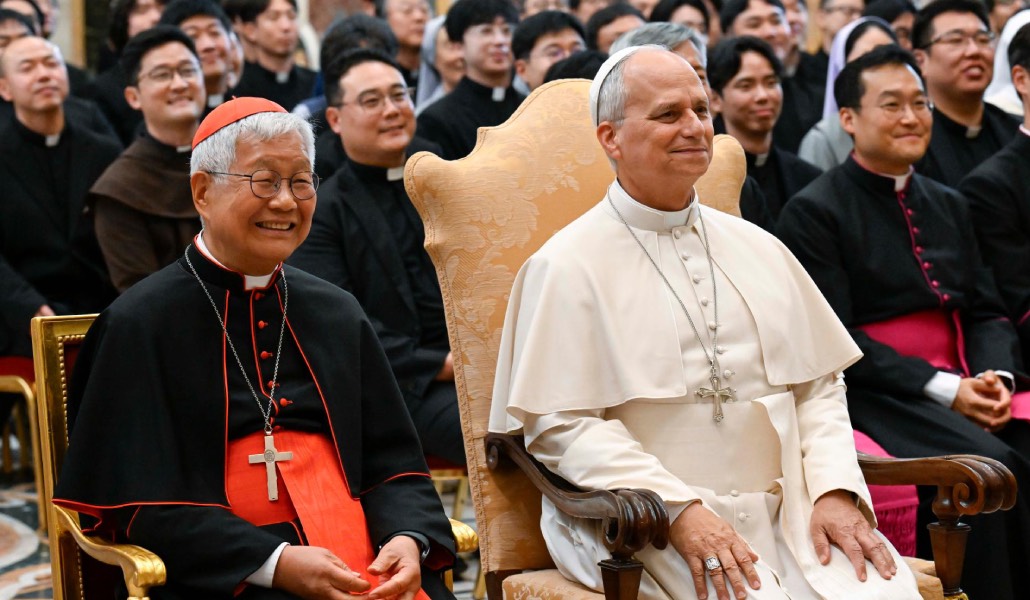 El Papa con el cardenal Lazzaro You Heung-Sik, prefecto de la Congregación para el Clero, durante el encuentro. Foto: Vatican Media.