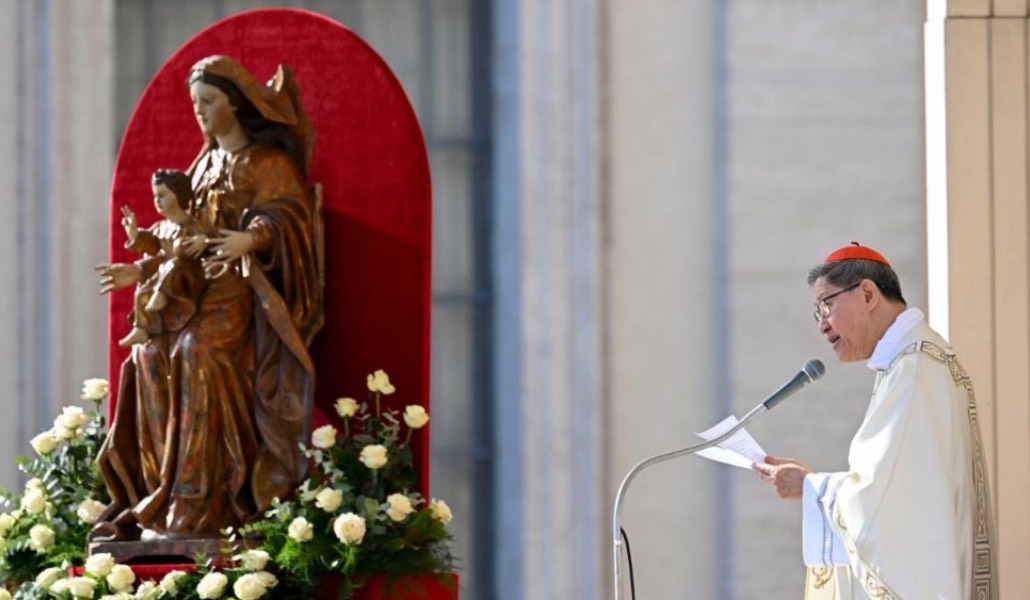 El cardenal Tagle lee la homilía preparada por León XIV. Foto: Vatican Media.