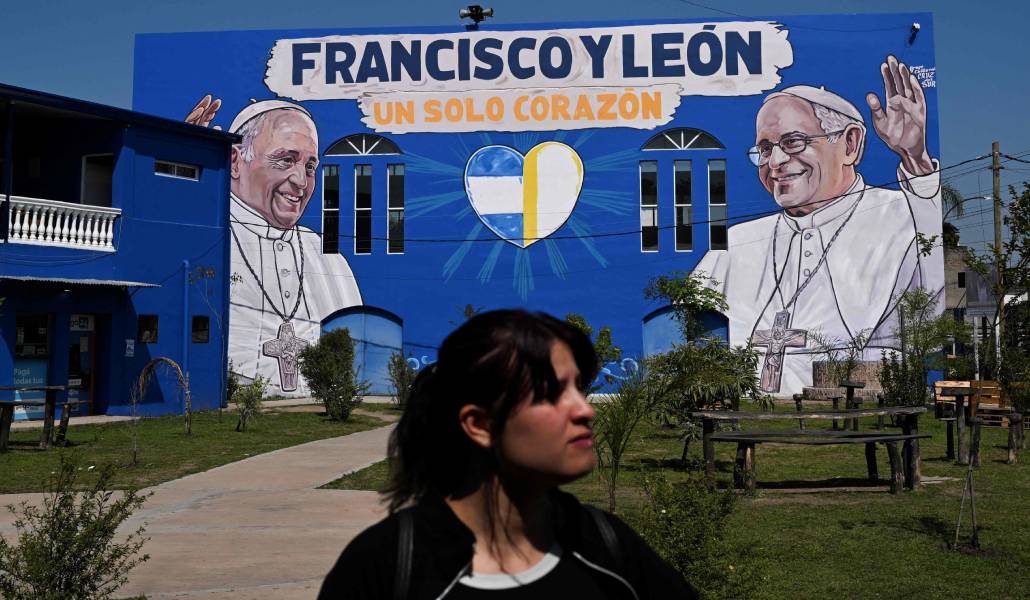 Mural de Francisco y León XIV en La Matanza (Buenos Aires, Argentina). Foto: AFP / Luis Robayo.