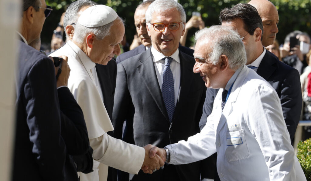 El Santo Padre a su llegada al Gemelli. Foto: EFE / EPA / Fabio Frustaci.