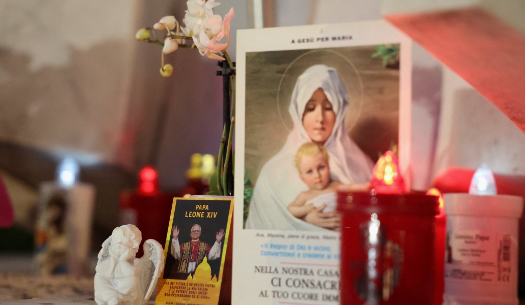 Una imagen del Papa y objetos religiosos depositados por la gente en el Gemelli. Foto: OSV News / Reuters / Stoyan Nenov.