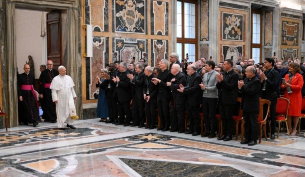León XIV llega a la Sala Clementina. Foto: Vatican Media.