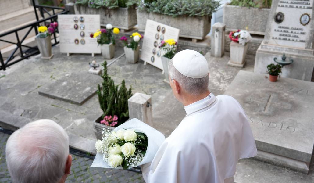 El Papa durante su visita al cementerio en la conmemoración de Fieles Difuntos del año pasado. Foto: CNS.