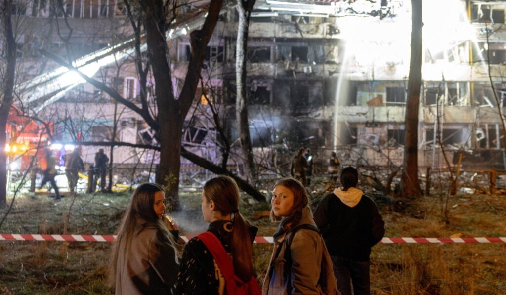 Ataque contra un edificio residencial el 14 de octubre. Foto: Reuters / Thomas Peter.