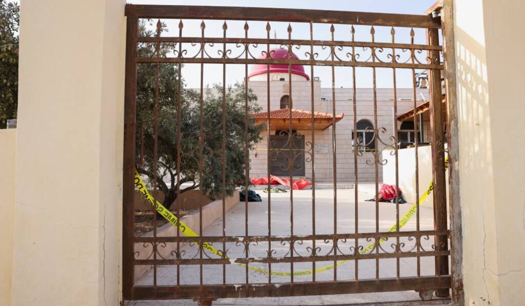 Entrada de la iglesia de San Jorge, precintada por las autoridades. Foto: OSV News, Alaa al Sukhni, Reuters.
