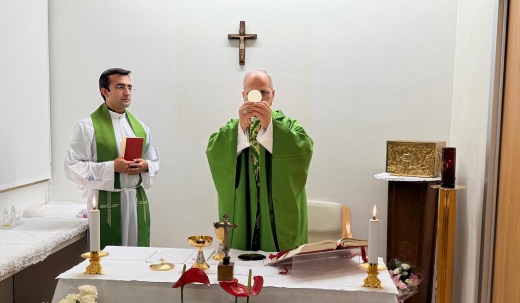 León XIV eleva la Sagrada Forma durante la Misa este viernes en el hospital. Foto: Oficina de Prensa de la Santa Sede.