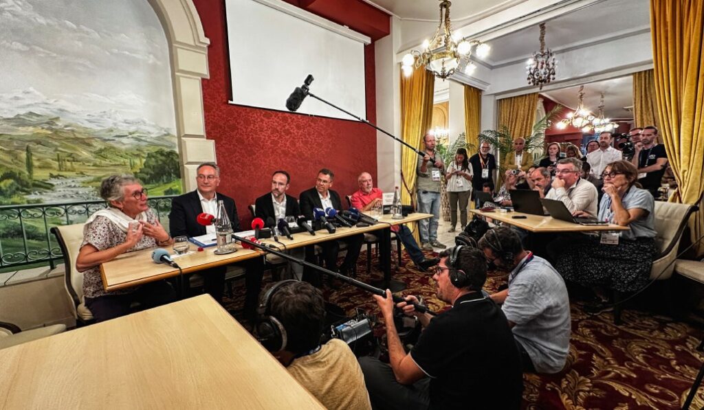 Rueda de prensa de las víctimas francesas tras su reunión con León XIV en Lourdes. Foto: OSV News / Clotaire Achi, Reuters.