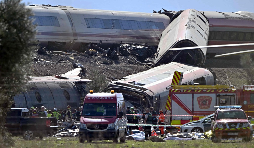 Fernández de Bobadilla estuvo entre el personal de emergencia. Foto: AFP / Javier Soriano.