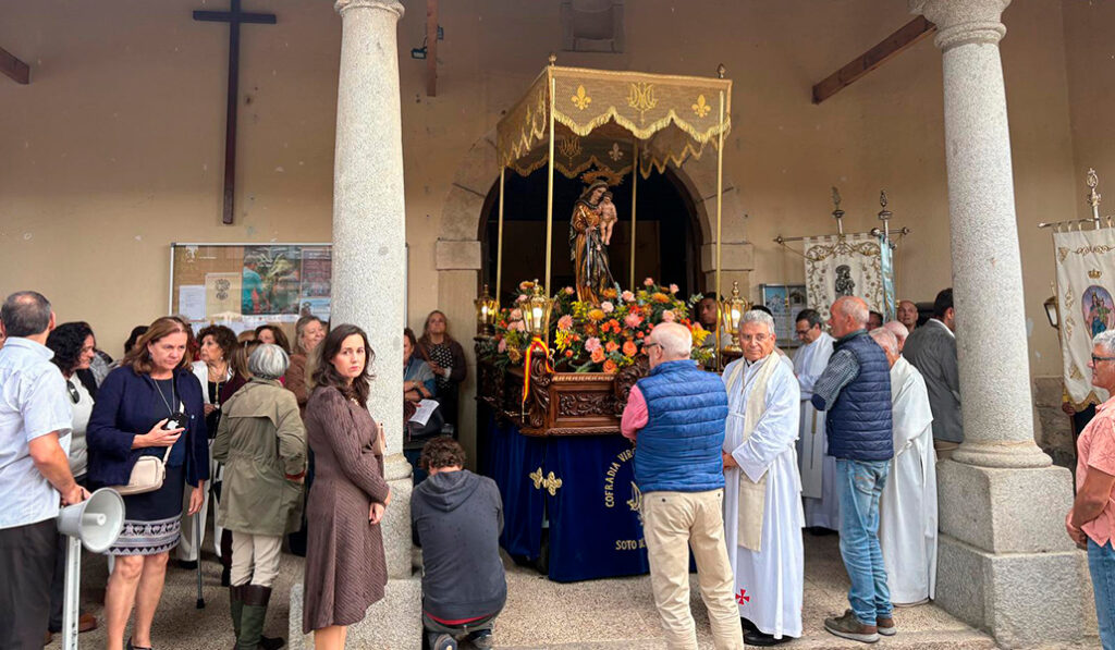 Procesión durante las últimas fiestas de la parroquia.