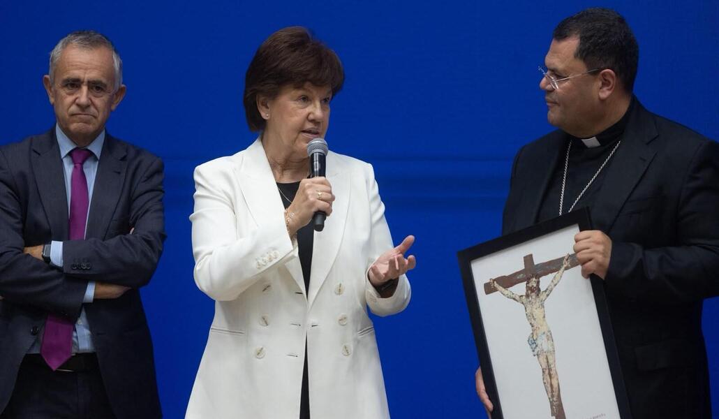 Laura Moreno recoge el premio de Religión en Libertad. A su lado, Fernando Giménez Barriocanal y Cristóbal Déniz, obispo auxiliar de Gran Canaria. Foto: Alfa y Omega.