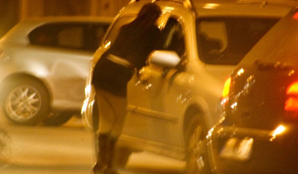 Mujer ejerciendo la prostitución. Foto: Kay Chernush / Wikicommons.
