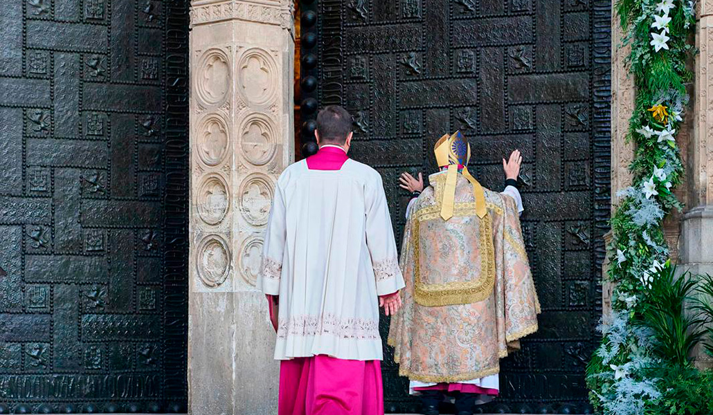 El arzobispo de Toledo y primado de España, Francisco Cerro Chaves, en el momento de abrir la Puerta Santa.