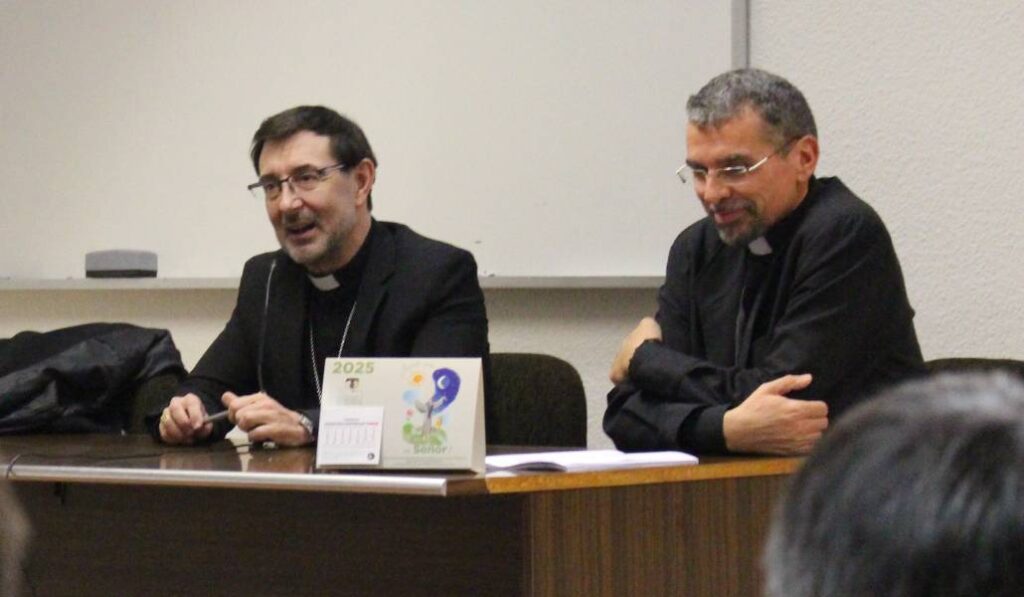 Con el cardenal Cobo durante un encuentro con los sacerdotes del Ordinariato. Foto: Rodrigo Moreno Quicios.