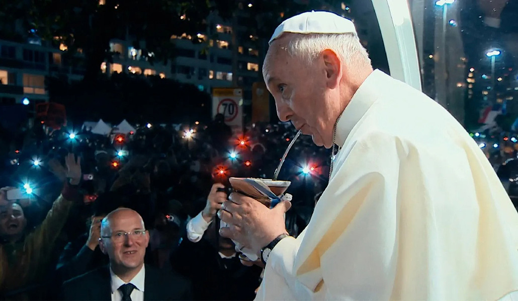 El Papa Francisco comparte mate con un peregrino.