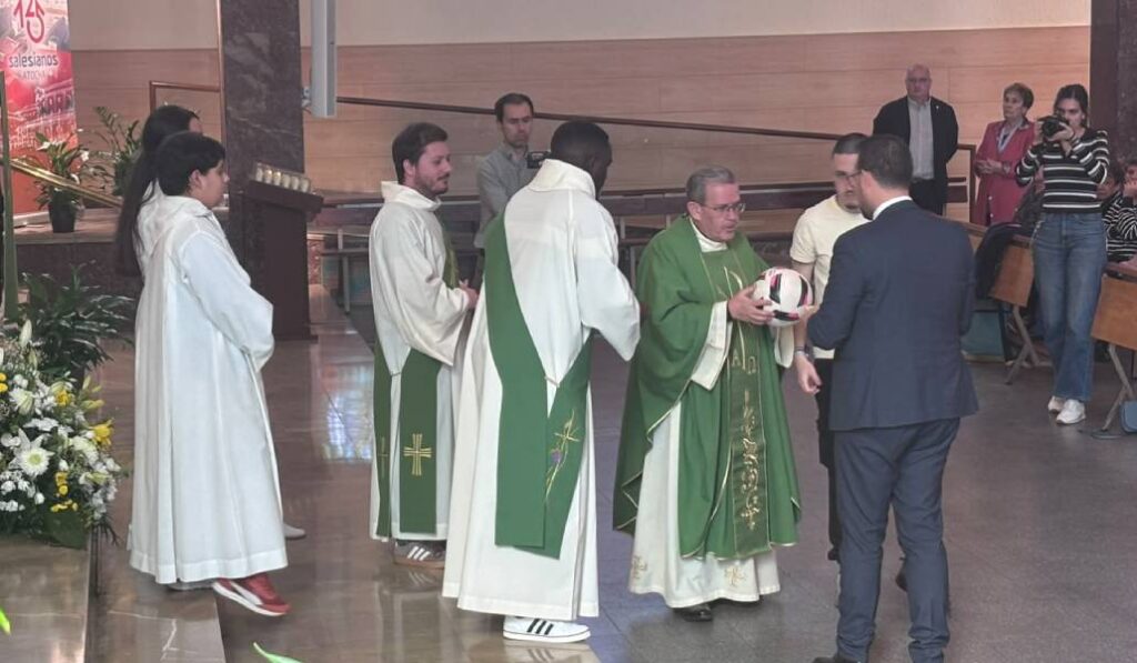 Attard recibe la ofrenda de un balón de fútbol. Foto: Luis Miguel Modino.