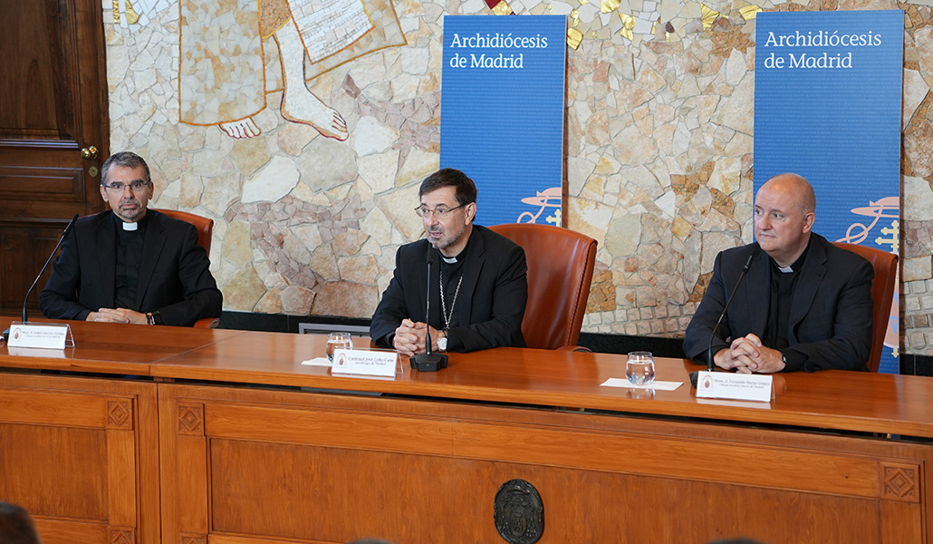Los nuevos obispos auxiliares con el cardenal Cobo durante la rueda de prensa.