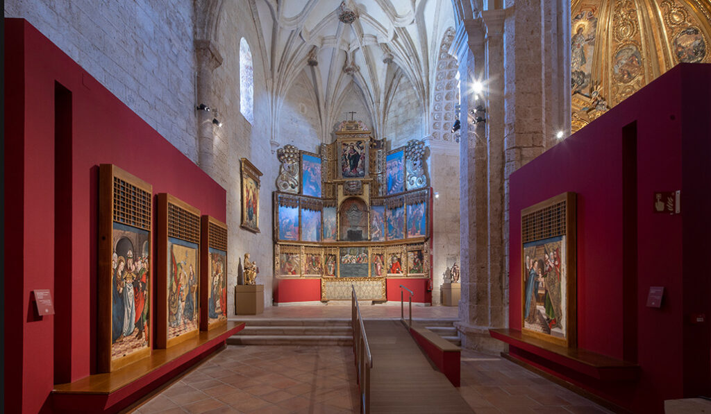 El retablo de Berruguete y de Vahía se reubicó en un lateral.