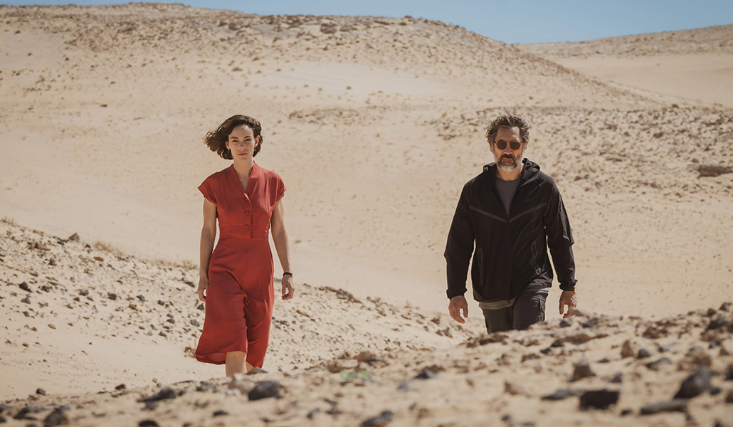 Emilia y Esteban caminan juntos en el rodaje de la película.