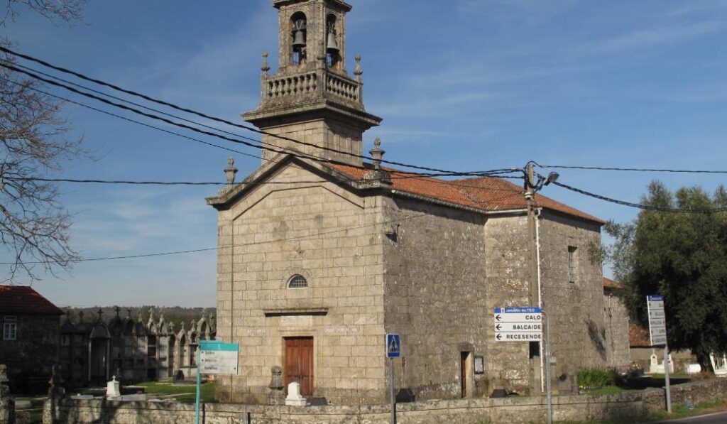 Una de las casas está aneja a la iglesia de Santa María de Luou, en el municipio de Teo. Foto: Xan de ningures / Wikicommons.