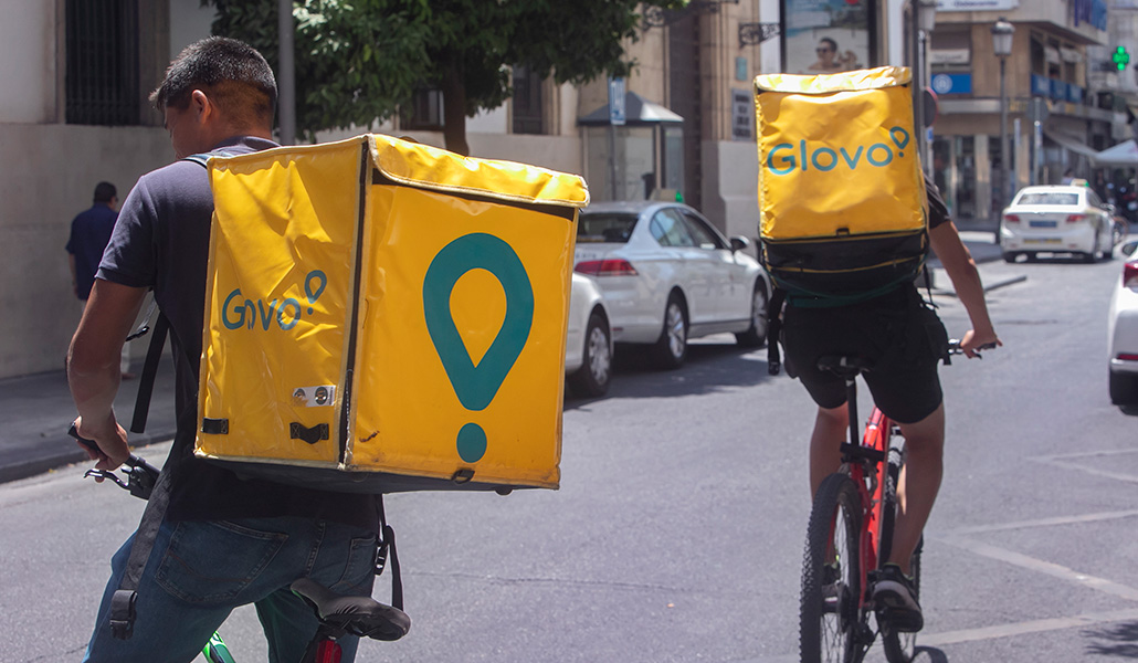 Un par de 'rider' conducen su bicicleta.