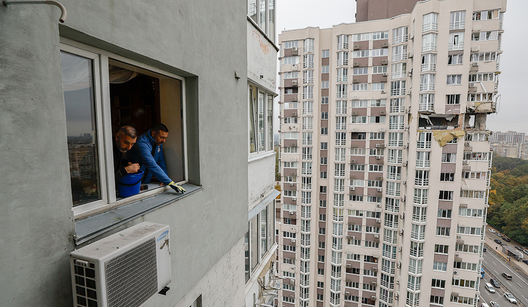 Rascacielos atacado en Kiev. Estos edificios también sufren la falta de calefacción.