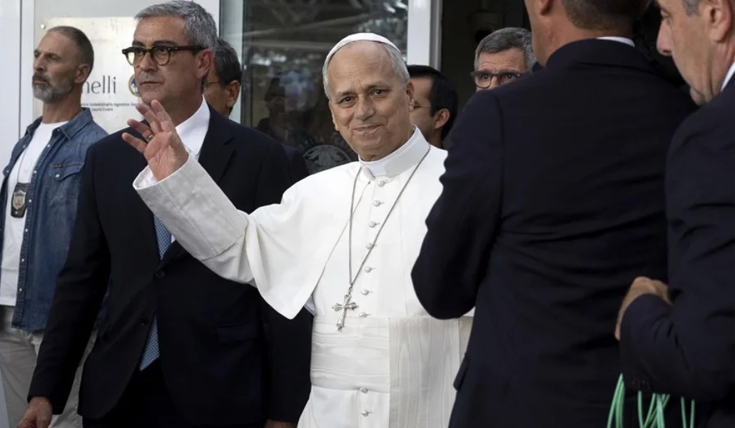 El papa León XIV sale del Hospital Gemelli. Fote: EFE / EPA / Massimo Percossi.