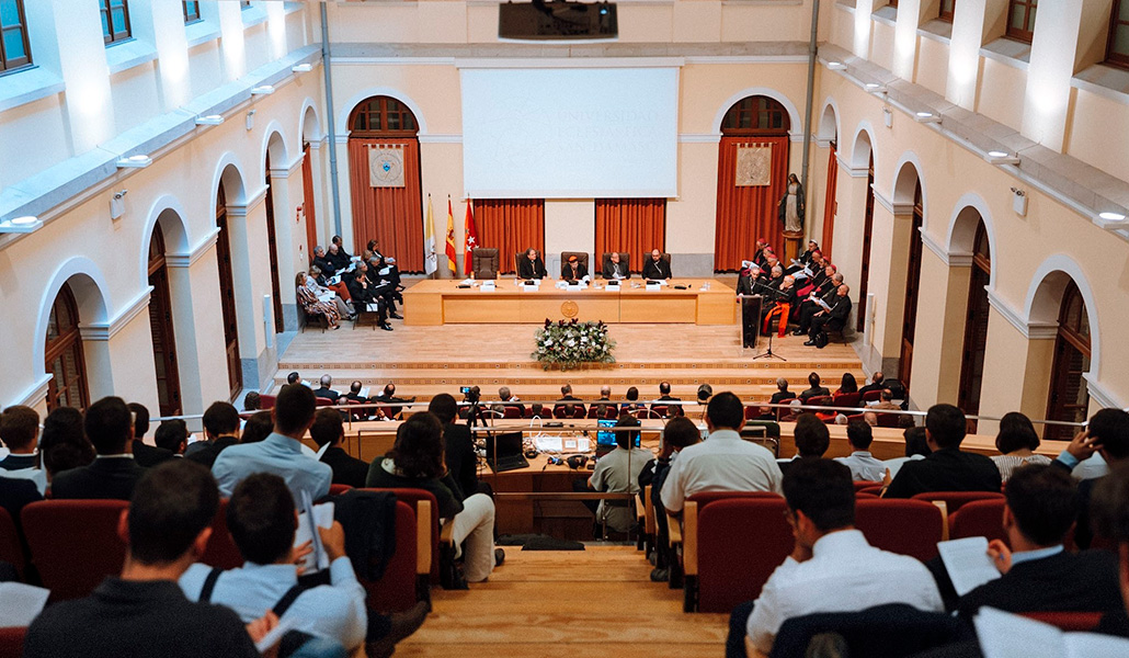 El profesor Andrés Sáez durante la lección inaugural, acompañado del cardenal Cobo, el rector, el secretario general y el profesor Juan Carlos Carvajal.