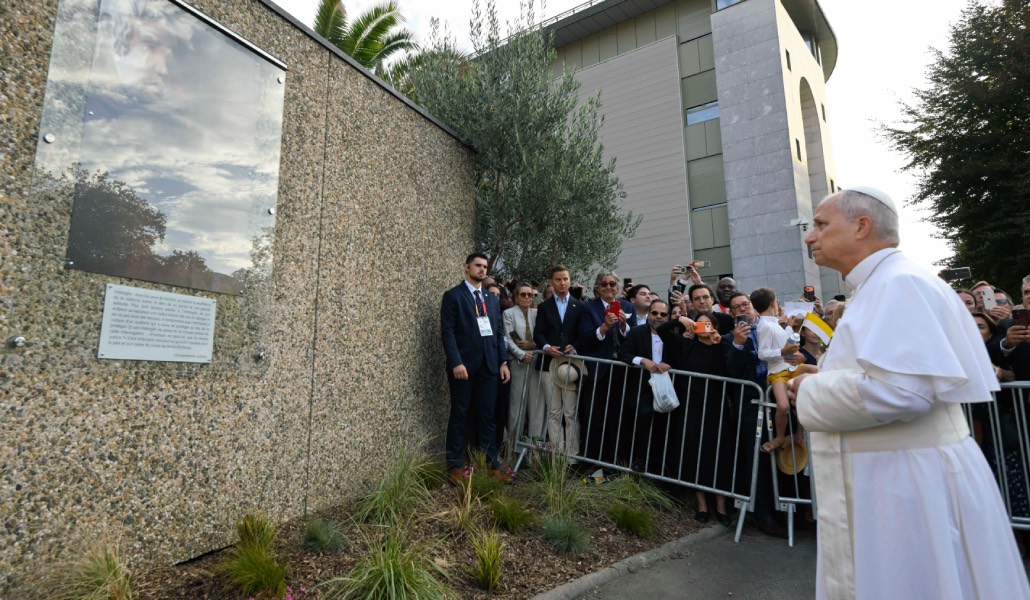 El Santo Padre ante una placa con una cita de una superviviente de abusos, en Lourdes, el 27 de septiembre. Foto: CNS / Vatican Media.